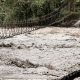 Zona afectada tras el colapso del puente El Ocal en Guayabetal debido a las crecientes y acumulación de sedimentos.