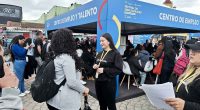 Ciudad entregando hojas de vida a los stands de las empresas participantes en la feria de empleo en Soacha.