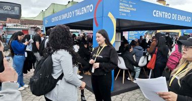 Ciudad entregando hojas de vida a los stands de las empresas participantes en la feria de empleo en Soacha.