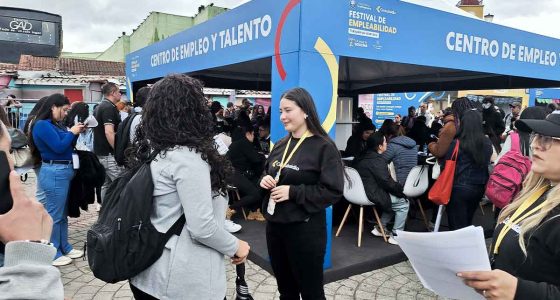 Ciudad entregando hojas de vida a los stands de las empresas participantes en la feria de empleo en Soacha.