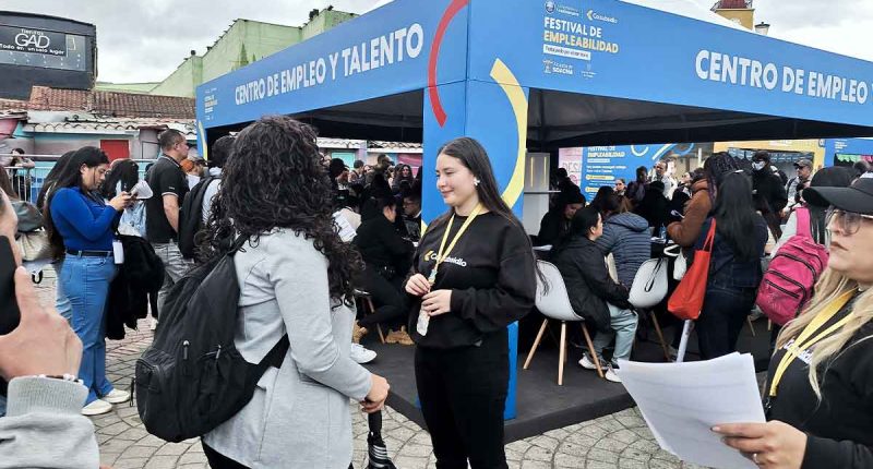 Ciudad entregando hojas de vida a los stands de las empresas participantes en la feria de empleo en Soacha.