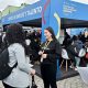 Ciudad entregando hojas de vida a los stands de las empresas participantes en la feria de empleo en Soacha.