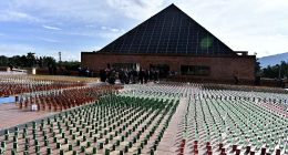 Botellas de licor adulterado y elementos falsificados incautados durante operativos interinstitucionales en Bogotá.