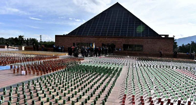 Botellas de licor adulterado y elementos falsificados incautados durante operativos interinstitucionales en Bogotá.