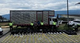 Camión interceptado y cargamento de marihuana incautado por la Policía de Tránsito en vías de Fusagasugá.