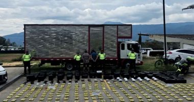 Camión interceptado y cargamento de marihuana incautado por la Policía de Tránsito en vías de Fusagasugá.
