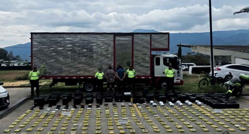 Camión interceptado y cargamento de marihuana incautado por la Policía de Tránsito en vías de Fusagasugá.