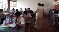 Familias consultando la oferta educativa y realizando inscripciones en colegios oficiales de Cundinamarca.