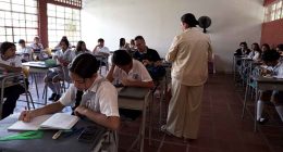 Familias consultando la oferta educativa y realizando inscripciones en colegios oficiales de Cundinamarca.