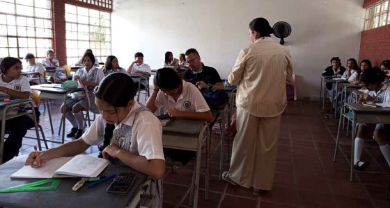 Familias consultando la oferta educativa y realizando inscripciones en colegios oficiales de Cundinamarca.