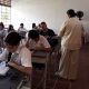 Familias consultando la oferta educativa y realizando inscripciones en colegios oficiales de Cundinamarca.