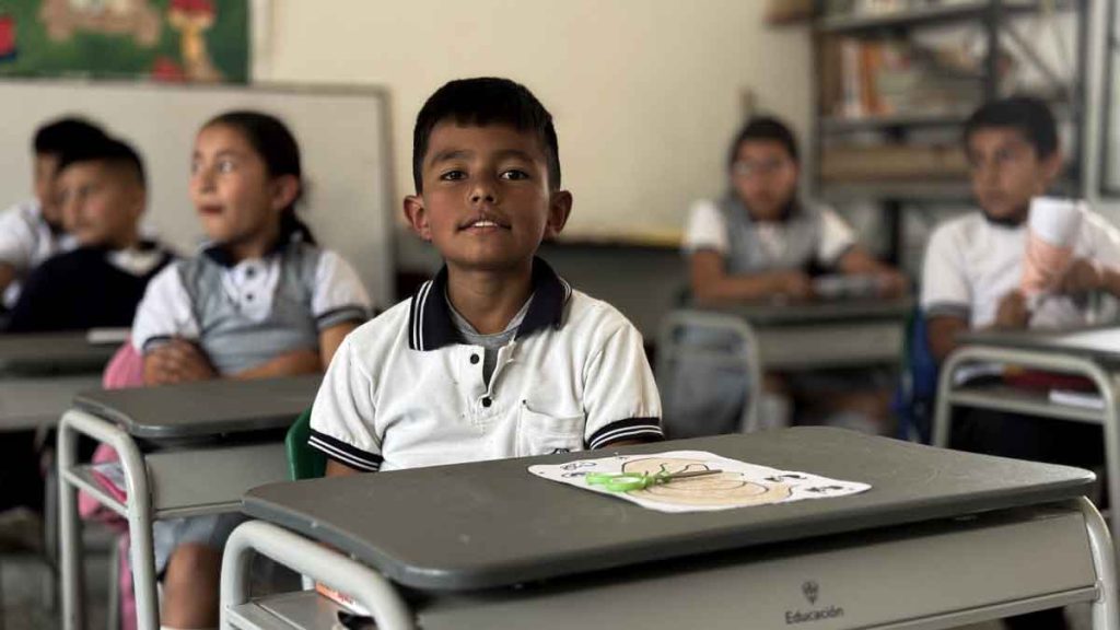 Familias consultando la oferta educativa y realizando inscripciones en colegios oficiales de Cundinamarca.
