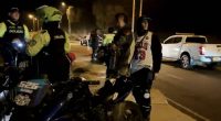 Agentes de movilidad y Policía de Soacha durante operativo de control contra piques ilegales en Ciudad Verde.