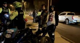 Agentes de movilidad y Policía de Soacha durante operativo de control contra piques ilegales en Ciudad Verde.
