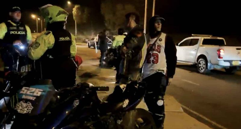 Agentes de movilidad y Policía de Soacha durante operativo de control contra piques ilegales en Ciudad Verde.