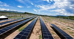 Paneles solares instalados para alimentar las plantas de bombeo del acueducto en el municipio de Jerusalén.