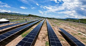 Paneles solares instalados para alimentar las plantas de bombeo del acueducto en el municipio de Jerusalén.