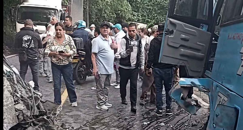 Equipos de emergencia atendiendo siniestro vial entre bus y automóvil en la vía Soacha - Mesitas del Colegio.