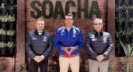 Agentes de tránsito y personal operativo regulando el tráfico en Soacha.