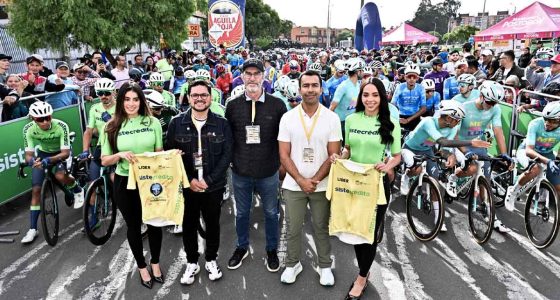 Ciclistas en competencia durante la salida de la primera etapa del Clásico RCN en Cundinamarca.