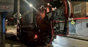 Organismos de socorro y maquinaria trabajando en la limpieza de calles inundadas tras las fuertes lluvias en Soacha.