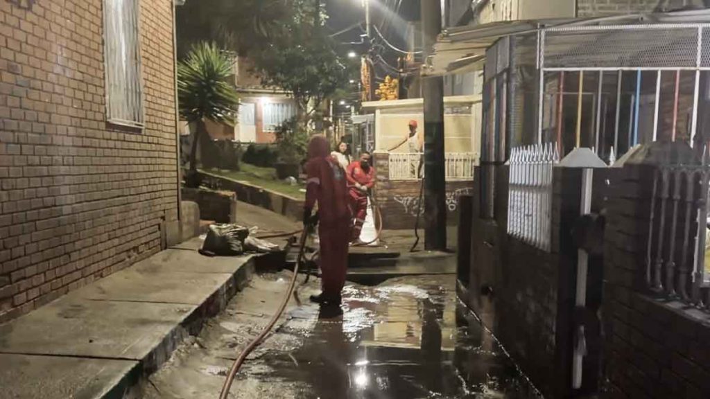 Organismos de socorro y maquinaria trabajando en la limpieza de calles inundadas tras las fuertes lluvias en Soacha.