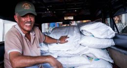 Productores agropecuarios recibiendo sacos de fertilizante orgánico en el municipio de Villeta.