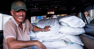 Productores agropecuarios recibiendo sacos de fertilizante orgánico en el municipio de Villeta.
