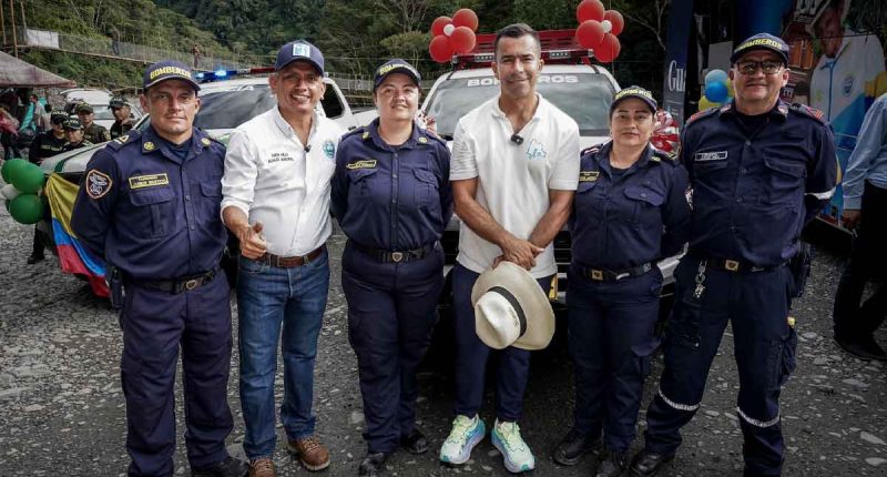 Vehículos de emergencia y ambulancia 4x4 entregados a los bomberos y autoridades de Guayabetal.