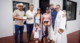 Familias de Paratebueno recibiendo sus nuevas viviendas tras el proceso de reconstrucción departamental.