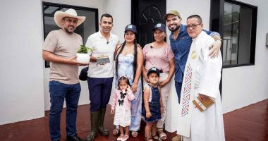 Familias de Paratebueno recibiendo sus nuevas viviendas tras el proceso de reconstrucción departamental.