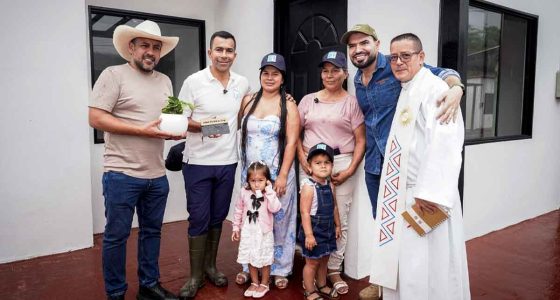 Familias de Paratebueno recibiendo sus nuevas viviendas tras el proceso de reconstrucción departamental.