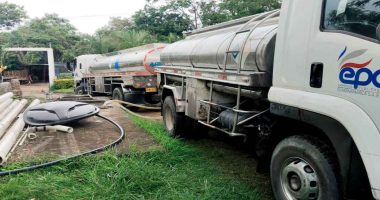 Operarios de Empresas Públicas de Cundinamarca distribuyen agua potable mediante carrotanques a familias afectadas por la temporada seca.