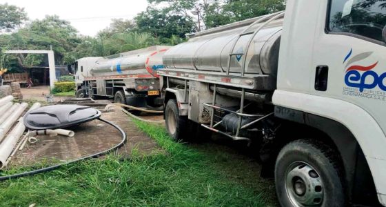 Operarios de Empresas Públicas de Cundinamarca distribuyen agua potable mediante carrotanques a familias afectadas por la temporada seca.