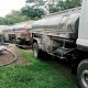 Operarios de Empresas Públicas de Cundinamarca distribuyen agua potable mediante carrotanques a familias afectadas por la temporada seca.