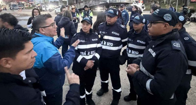 Vehículos circulando por el corredor de la calle 13 durante los operativos de control y gestión del tráfico.