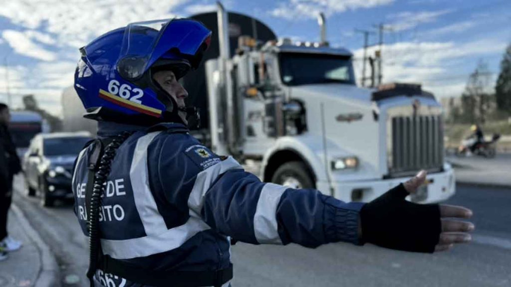 Vehículos circulando por el corredor de la calle 13 durante los operativos de control y gestión del tráfico.