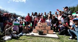 Estudiantes, padres de familia y autoridades locales en la colocación de la primera piedra del colegio en El Charquito, Soacha.