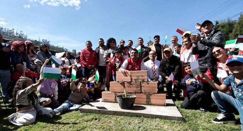 Estudiantes, padres de familia y autoridades locales en la colocación de la primera piedra del colegio en El Charquito, Soacha.