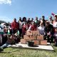 Estudiantes, padres de familia y autoridades locales en la colocación de la primera piedra del colegio en El Charquito, Soacha.