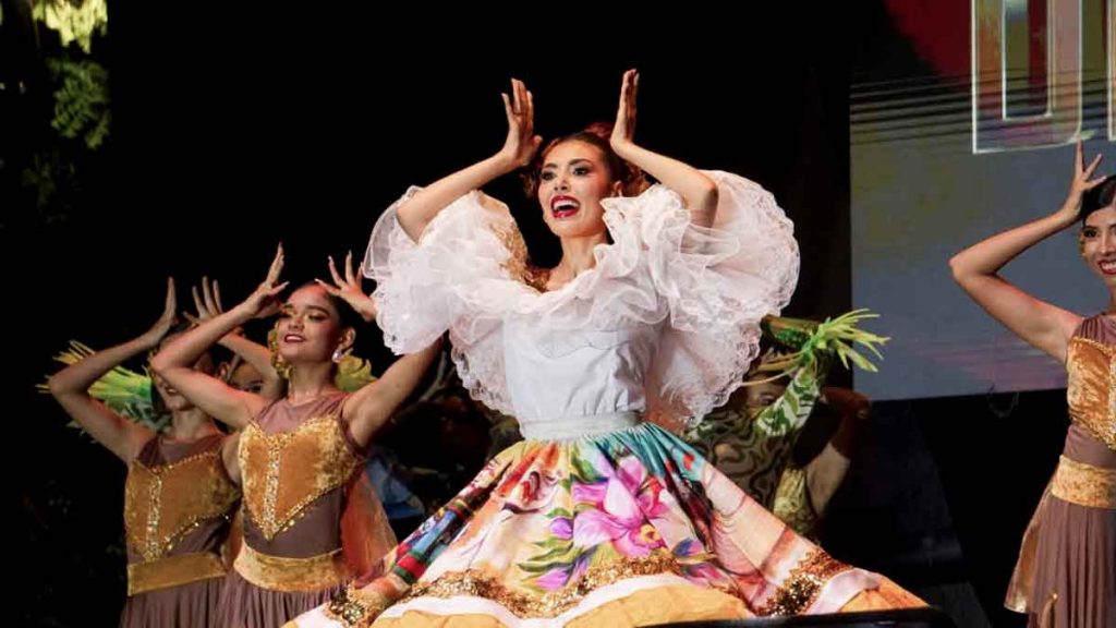 Carrozas y comparsas en los desfiles del Reinado Nacional del Turismo en Girardot.