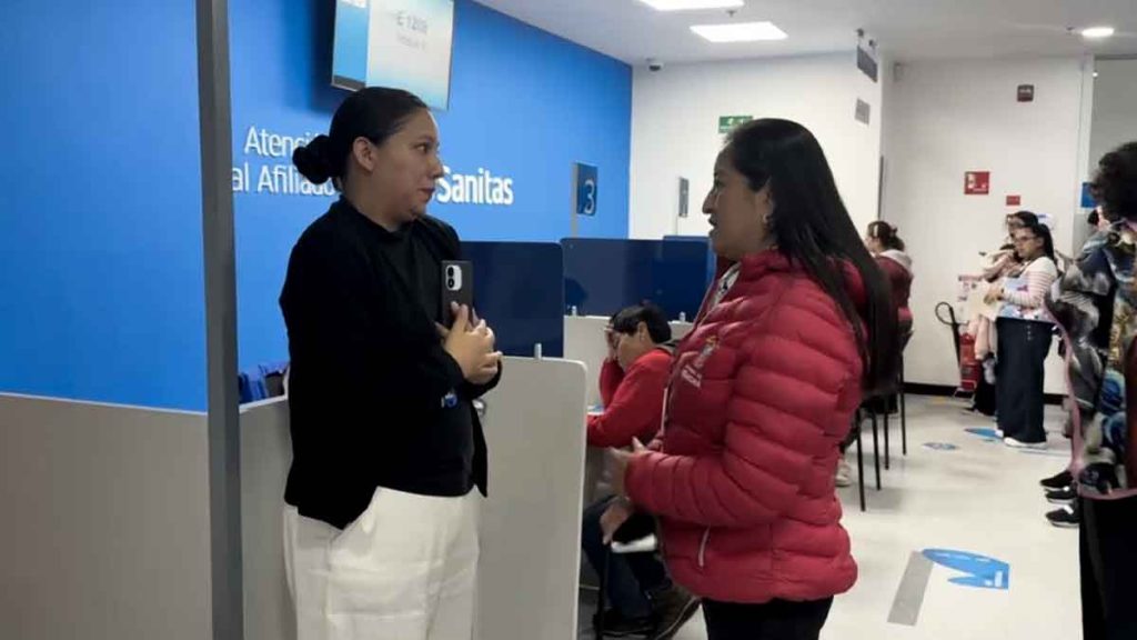Funcionarios de la Secretaría de Salud de Soacha supervisando la atención y entrega de medicamentos a usuarios de EPS Sanitas.