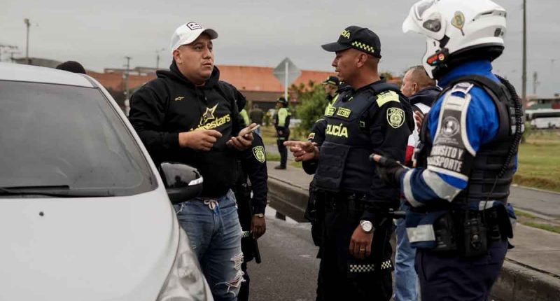 Unidades de la Policía Metropolitana de Soacha realizando patrullajes de prevención y control vial durante la semana de receso.