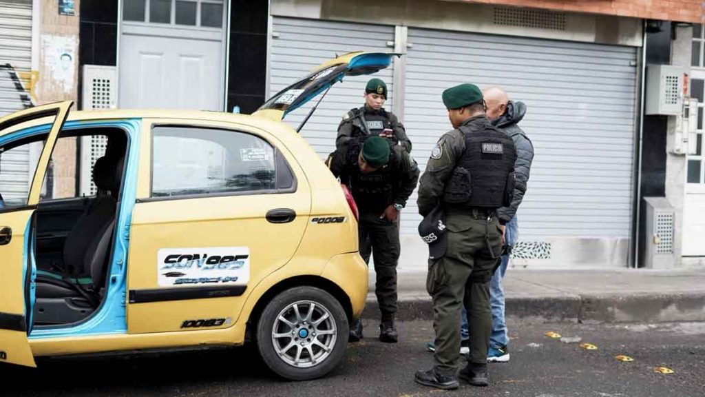 Unidades de la Policía Metropolitana de Soacha realizando patrullajes de prevención y control vial durante la semana de receso.